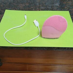 NEW  Foreo "Luna",  "WANNABE"  Silicone Facial Cleanser "BarbieCore Pink"